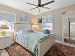 Unit B 2nd fl 2nd fl Hideaway 2 Block to Beach Parking