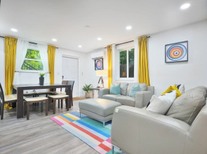 4 to 14 Guests 2 Kitchens Deco Retreat BBQ Patio