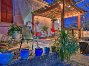 2 Mi to Oaklawn Casino: Home w/ Peaceful Yard!