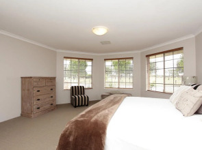 Adare House - Perth Holiday Homes