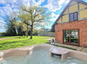 Private Country Retreat With Hot Tub