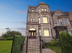 Apartment Near Downtown & Uchicago 4 Bedroom Condo by RedAwning