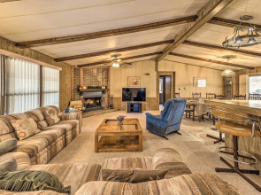 3 Mi to Ruidoso Winter Park: Home w/ Fireplace!