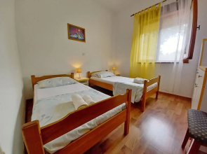 Detached House at Country Side, Fenced Private Garden Ideal for 2 Fam, Wifi