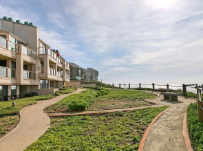 Designer Beach Condo w/ Pool, Spa & Tennis condo