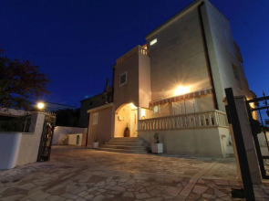 Amazing Apartment in Tucepi With 1 Bedrooms and Wifi