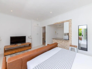 Bright Airy Studio in Green Point