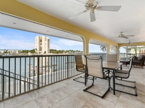 Sunset Harbor Waterfront Villa With Dock Cabana Club