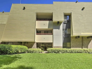 Large Tampa-area Condo - 15 Mi Clearwater Beach!