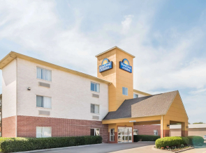 Days Inn & Suites by Wyndham Dallas