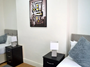 Beautiful Two-bed Apartment With Driveway Parking