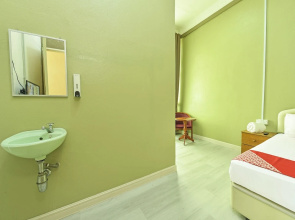 Oyo 90639 Hotel Azimah
