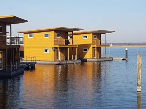 Hausboot in Kroeslin am Bodden