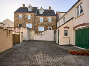 Host Stay Snowdrop Crescent I