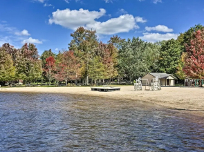 Spacious Cabin, 1 Block to Locust Lake Beach!