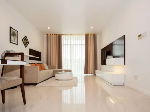 Garden view Apartment - 2 mins to beach