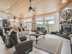 Family Mountain Home, Sleeps Up To 12, Private Hot Tub! 4 Bedroom Home by RedAwning