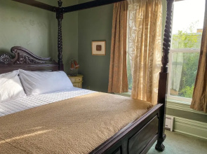 Upstairs at Thevictorian - Lush Walkable and Dog-friendly Retreat - Steps From Downtown Bellingham