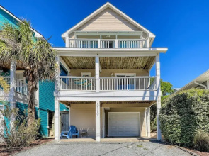 Beach Bliss: 4br Beach Access Kayak Wi-fi 4 Bedroom Home by RedAwning