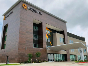 La Quinta Inn & Suites by Wyndham-Red Oak TX IH-35E