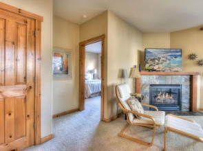 Alpine Way Lake & Sugar Bowl Resort
