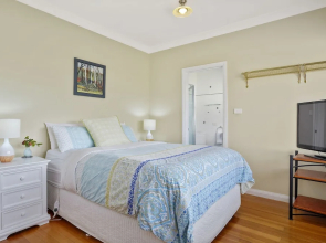 Manfield City Waterfront View Cottage