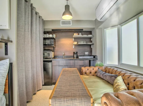 1 Mi to Deerfield Beach: Stylish Studio w/ Pool!