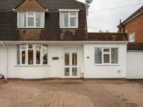 Treetops House -Luxury modern 4-bed, sleeps 10 -Solihull, JLR, NEC, Resorts World, Birmingham Airport, HS2