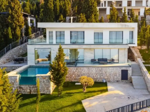 Villa Serenity Luxury Lakeside Manor