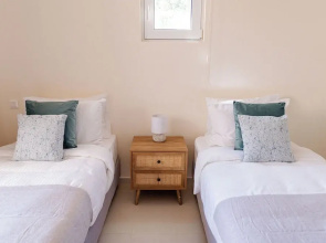 Phaedrus Living: Seaside Thalassa Cretan 101