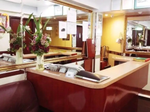 England Premier Backpackers Inn