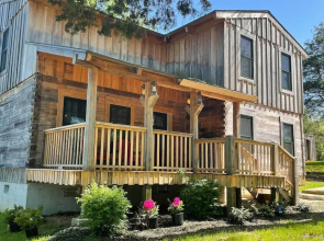 Cozy Hollister Cabin: Perfect for Families!