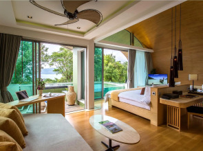 Crest Resort & Pool Villas