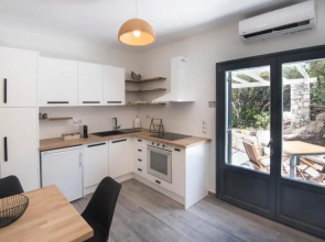 White Brand New 1bd House with Jacuzzi in Isterni