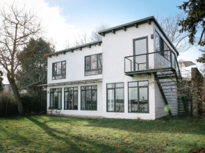 Bauhaus Holiday Apartment by the Lake