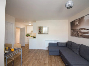 Stayzo Castle Point 18 Apartments - Premier Lodge