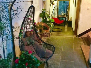 Fenghuang Little Bear Family Guest House