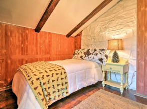 Macungie Cabin w/ Fireplace Near Bear Creek Skiing