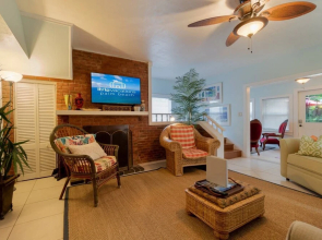 The Secret Garden - The Cottage Near Beach, Shops, Restaurants, Pet Friendly, Close to Lucerne Ave!