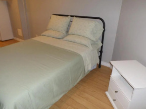 Fantastic and Modern Downtown 1-Bed Basement Apt., parking Wi-Fi and Netflix included