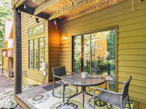 Wintergreen Resort Condo w/ Deck, 0.3 Mi to Slopes