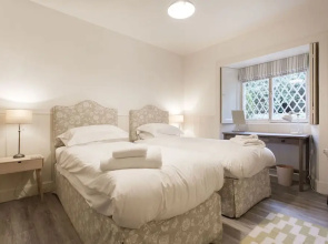 JOIVY Stunning 3 Bed Lodge With Gardens At Gilmerton House
