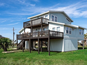 1 Hibiscus Haus 3 Bedroom Home by RedAwning