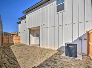 Bright Amarillo Townhome Near Parks & Town!