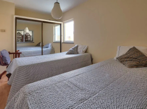 Charming Paint House Apartment in Pestana