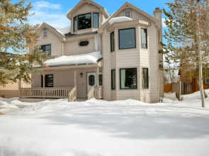 Prospector Place 5 Bedroom Home by RedAwning