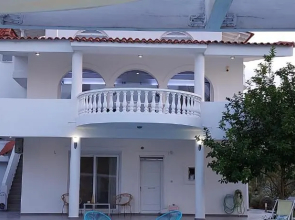 HEAVENLY VIEWS-2-APARTMENT with POOL VIEW CLOSE TO THE BEACH!