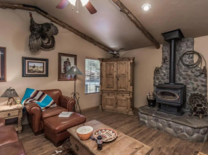 Cowboy Cabin, 2 Bedrooms, Sleeps 6, Hot Tub, Grill, Wood Stove