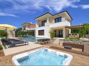 Villa Lord With Heated Pool Jacuzzi and Sauna
