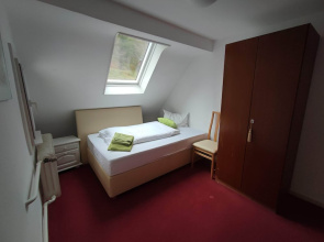 Room in Guest Room - Single Room With Shared Bathroom and Kitchen